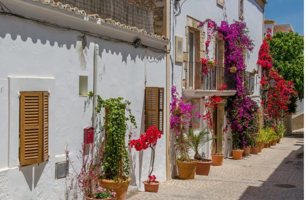 Comprar una vivienda frente al mar en Ibiza